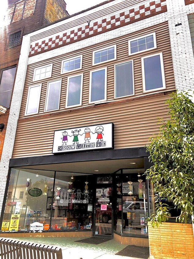 Foto principal - 106 Main St S