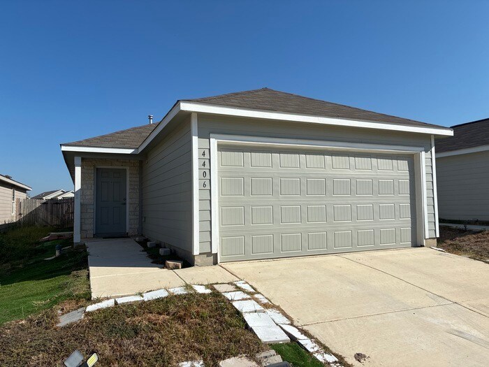 Move In Within 30 Days — Only $1,375! Limited-Time Offer - Charming 3-Bedroom Home in San Antonio – P...