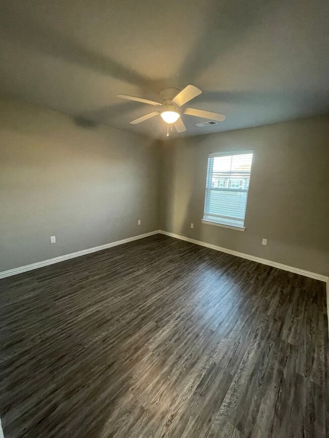 Building Photo - Spacious 3/2 with Large Lawn Area