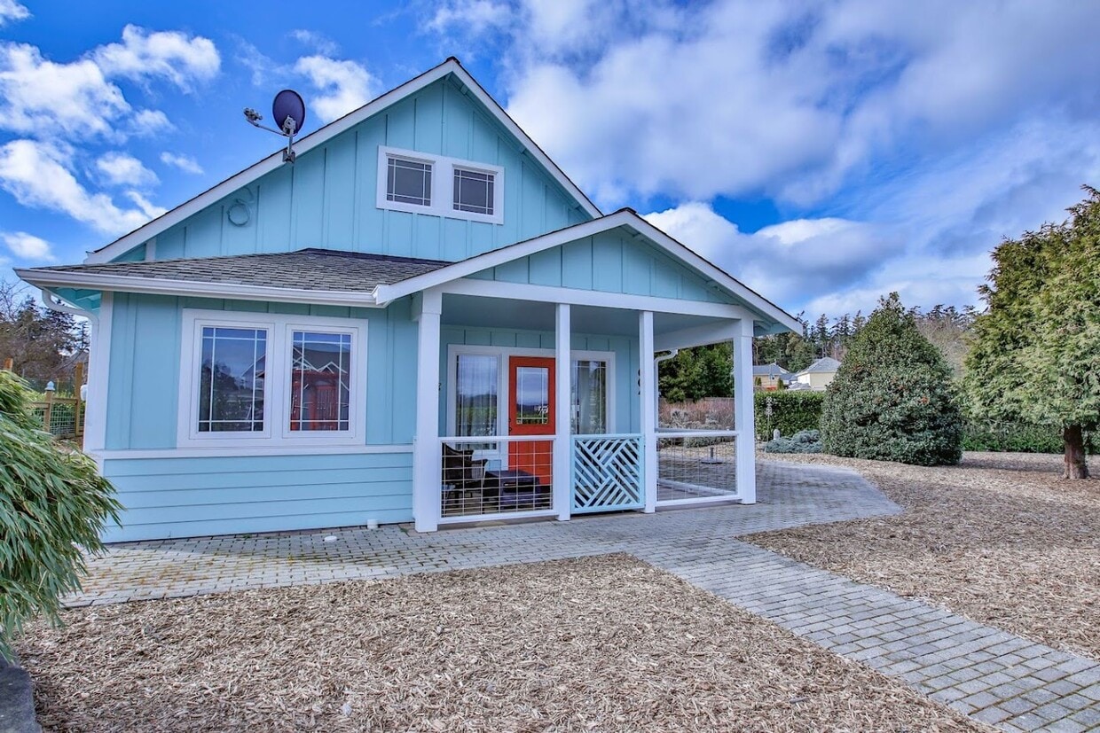 Primary Photo - Beautiful Furnished Cottage Moments from Front Street in Coupeville!
