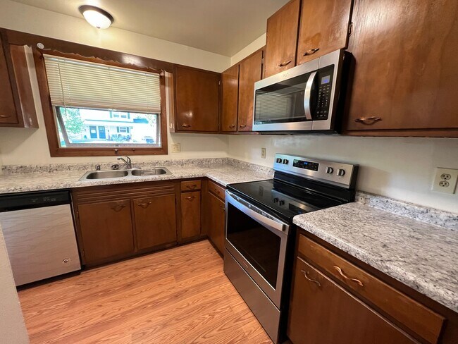Foto del edificio - 3 Bedroom home with garage, laundry and fenced yard!