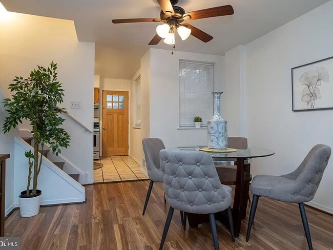 Building Photo - huge, bright 3 bed 1.5 bath with private p...