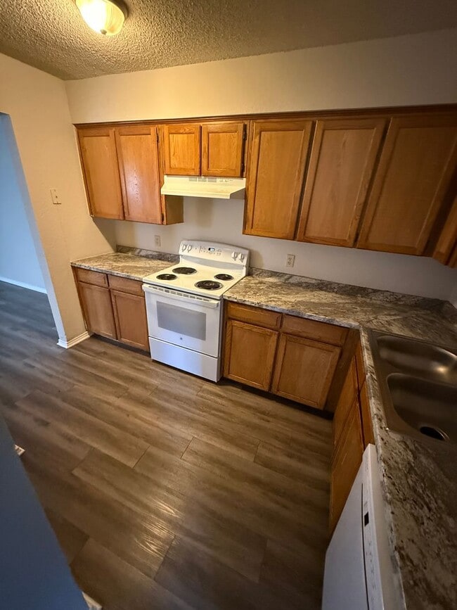 Building Photo - GLENBROOK6728-30