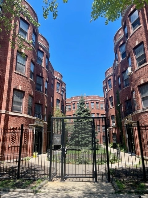 Building Photo - 1060 W Thorndale Ave