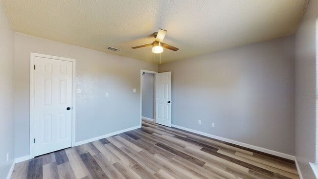 Building Photo - 209 W Dove Ln