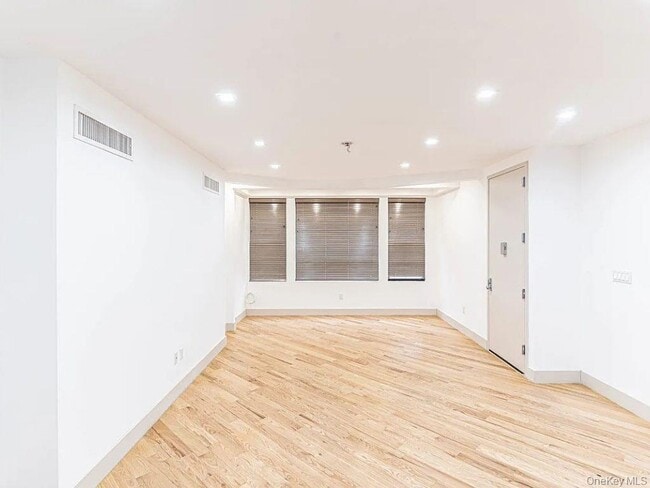 Building Photo - 282 E 38th St