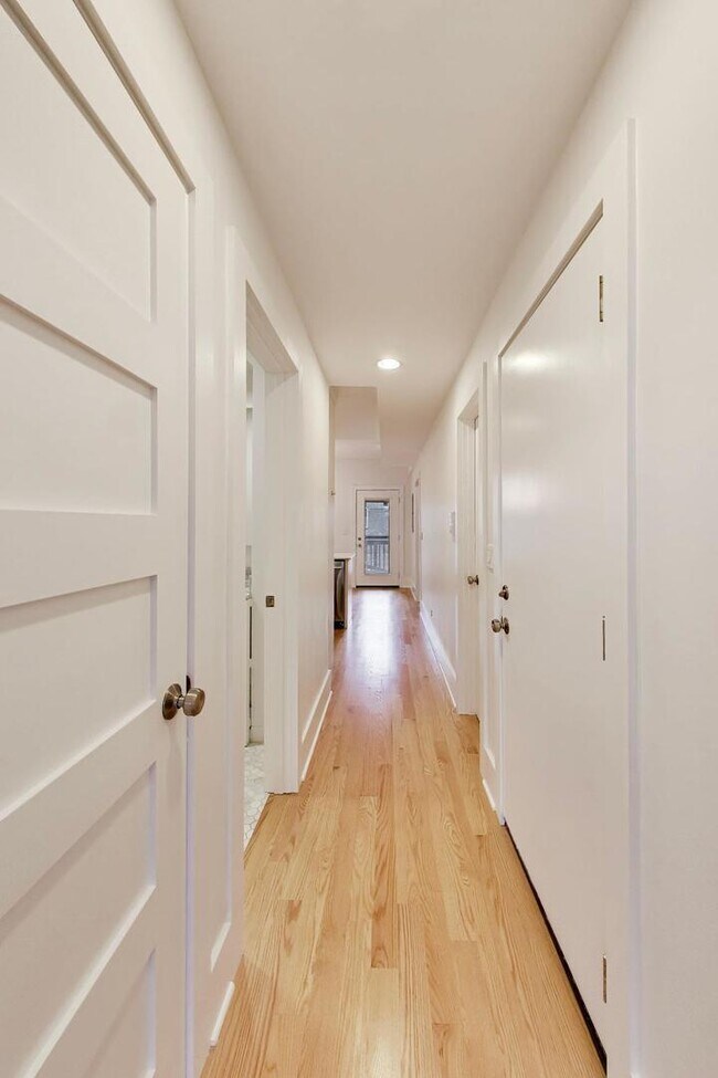 Foto del edificio - 2132 N Oakley Ave