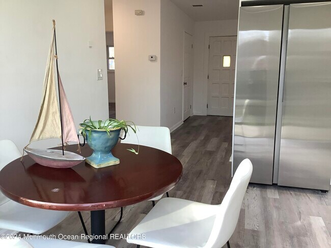 Foto del edificio - 548 E Arverne Ave