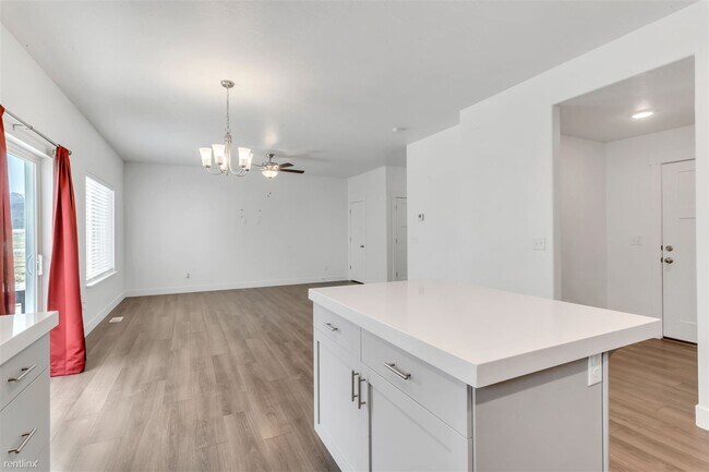 Building Photo - 4 br, 2.5 bath House - 4854 East Lake Corn...