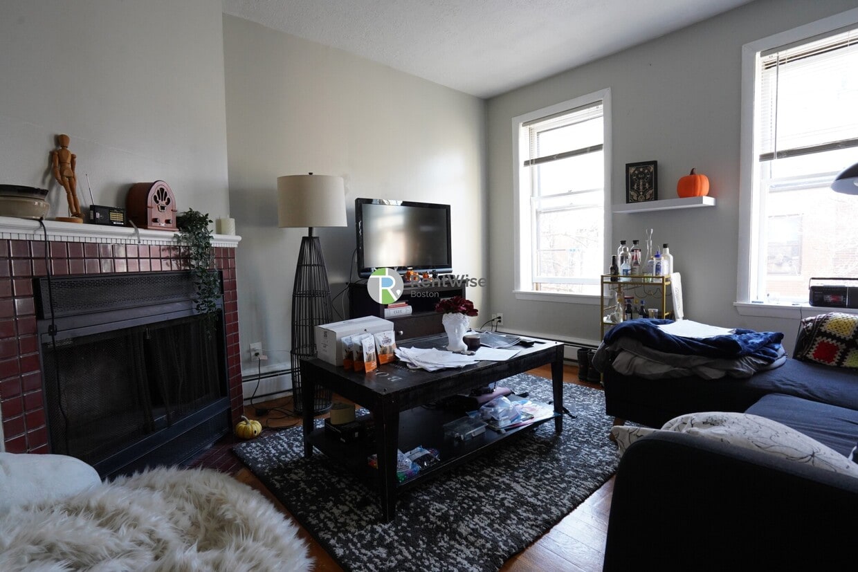 Photo - SEPT 2026-Awesome Beacon Hill 2 bed, H/HW inc, Student OK, No Fee!