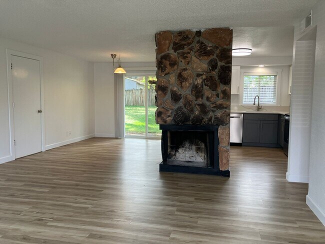 Foto del edificio - Remodeled Three Bedroom Home in South Salem