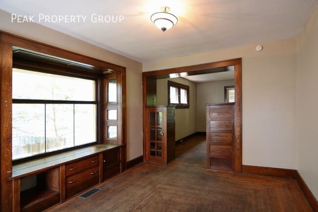 Building Photo - 211 E Northwood Ave