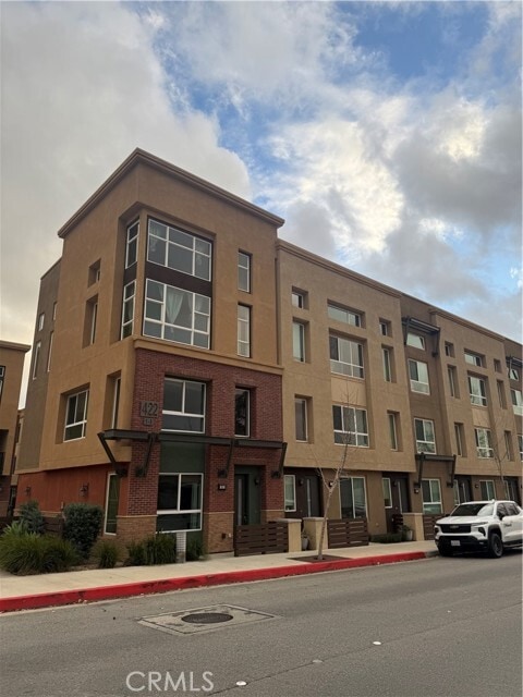 Building Photo - 422 W Rte 66