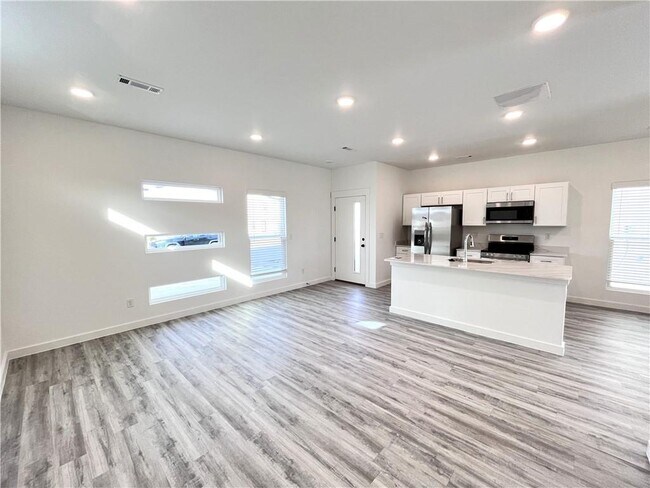 Building Photo - 841 Reading RR Ln