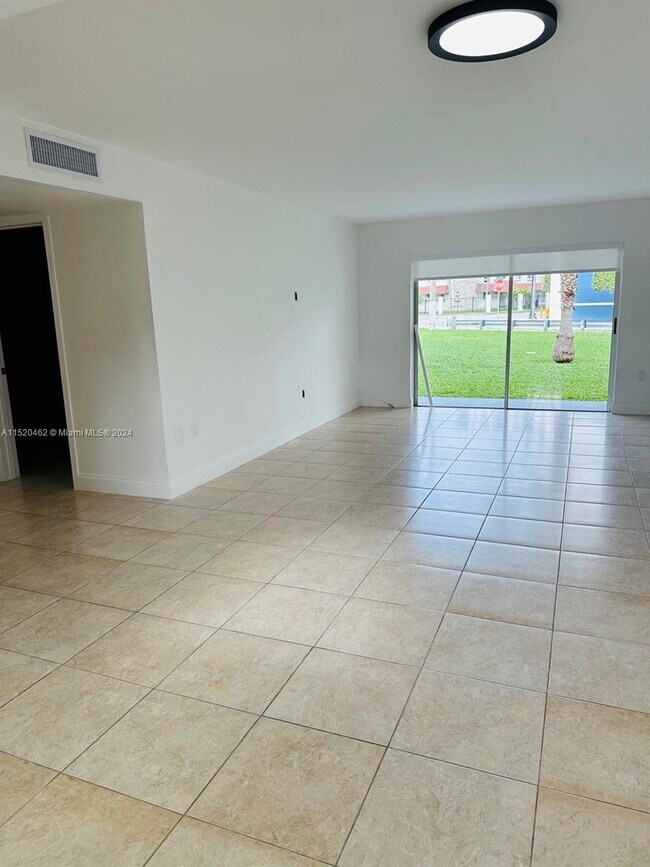 Foto del edificio - 7304 SW 82nd St