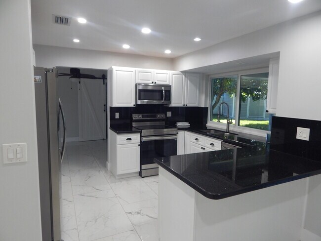 Foto del edificio - 8301 Wilton Dr