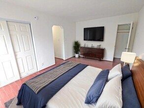 Building Photo - 2564 W 5th St