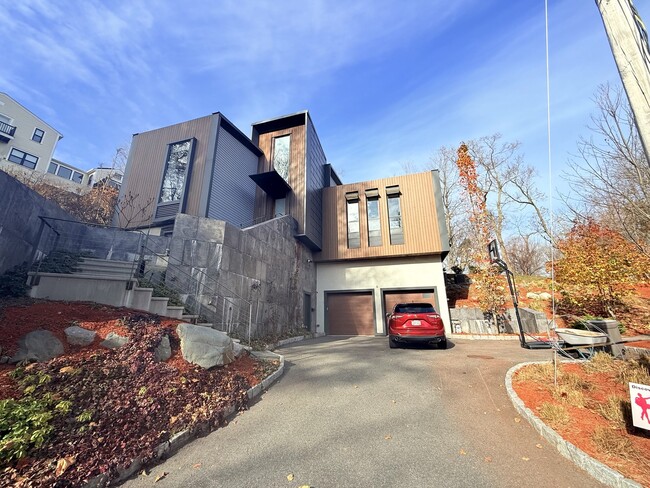 Building Photo - 6 Parkside Dr