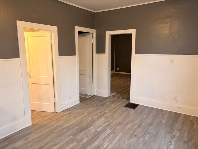 Foto del edificio - Charming 2-Bedroom Home with Garage and Covered Porch!