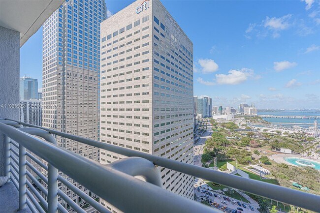 Foto del edificio - 325 S Biscayne Blvd