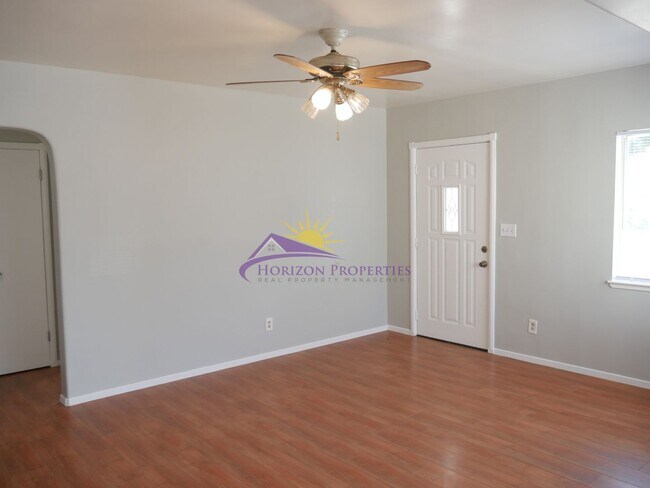 Foto del edificio - Remodeled 2 Bed 1 Bath 872 Sq. Ft. North S...