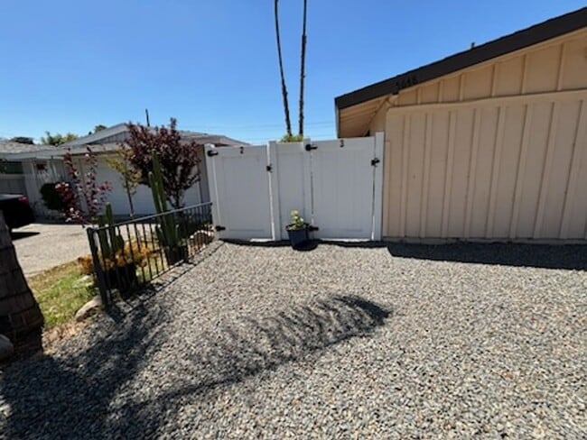 Building Photo - 5650 Ensenada Way