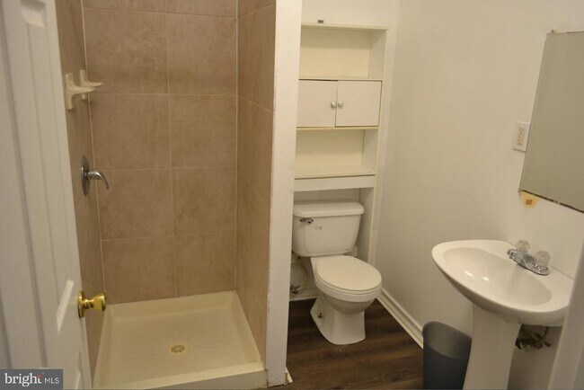 Foto del edificio - 1226 W Cross St