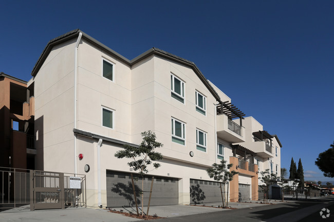 Building Photo - Holt Family Apartments