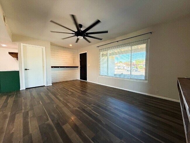Building Photo - "Charming 3-Bedroom with 2 Full Baths in G...