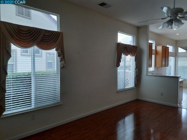 Foto del edificio - 324 Gladstone Dr