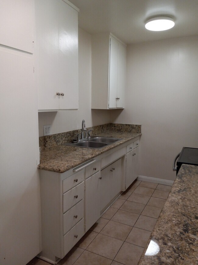 KITCHEN - 4916 Cahuenga Blvd
