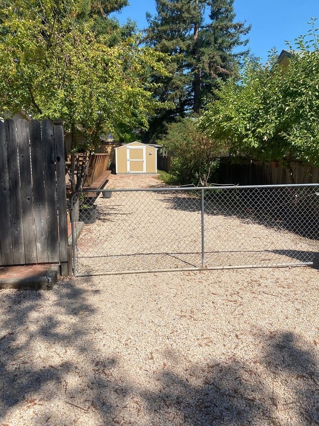 Building Photo - Charming 2 bedroom, 1 bathroom house with ...