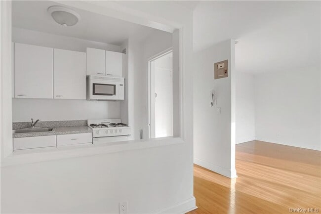Building Photo - 411 Bronx River Rd