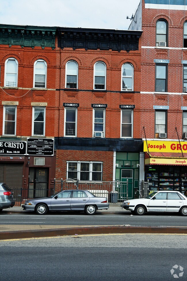 Building Photo - 712 4th Ave
