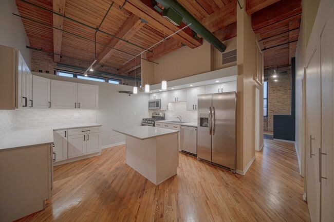 Building Photo - 2222 W Diversey Ave