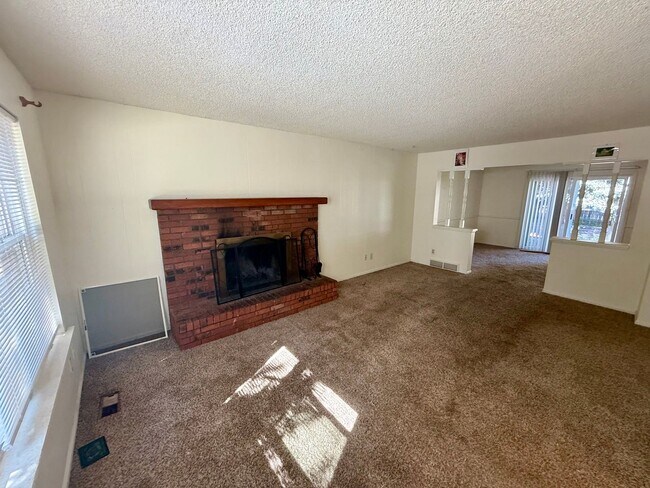 Foto del edificio - Spacious 4 Bed, 2.5 Bath Home in Fort Collins