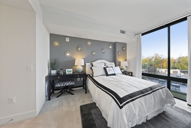 Building Photo - Aurora