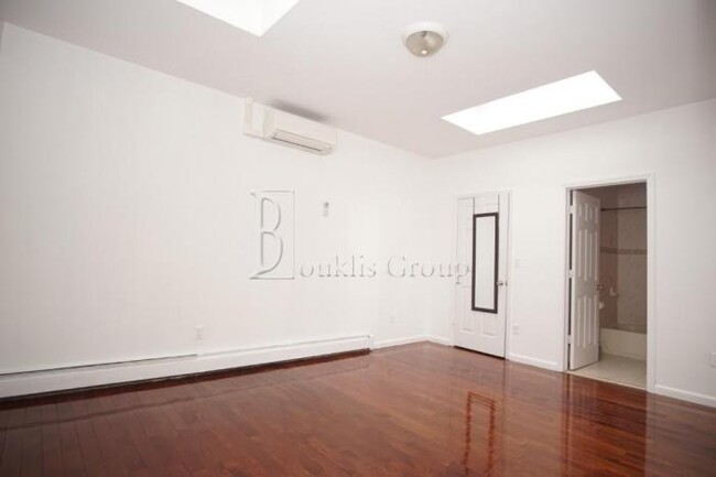 Building Photo - 3 bedroom in BRONX NY 10471