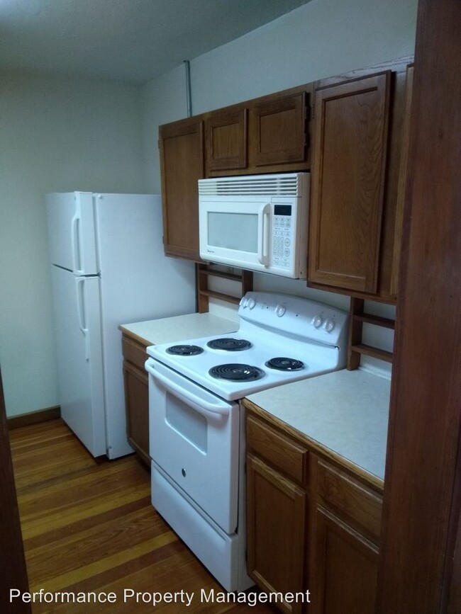 Building Photo - 327 S 11th St