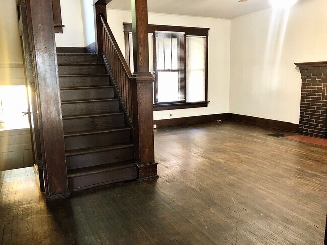 Building Photo - 5 Bedroom House - Walking distance from Central Campus