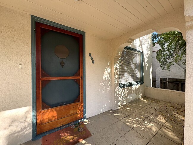 Foto del edificio - Charming 2-Bedroom Home with Spacious Back...