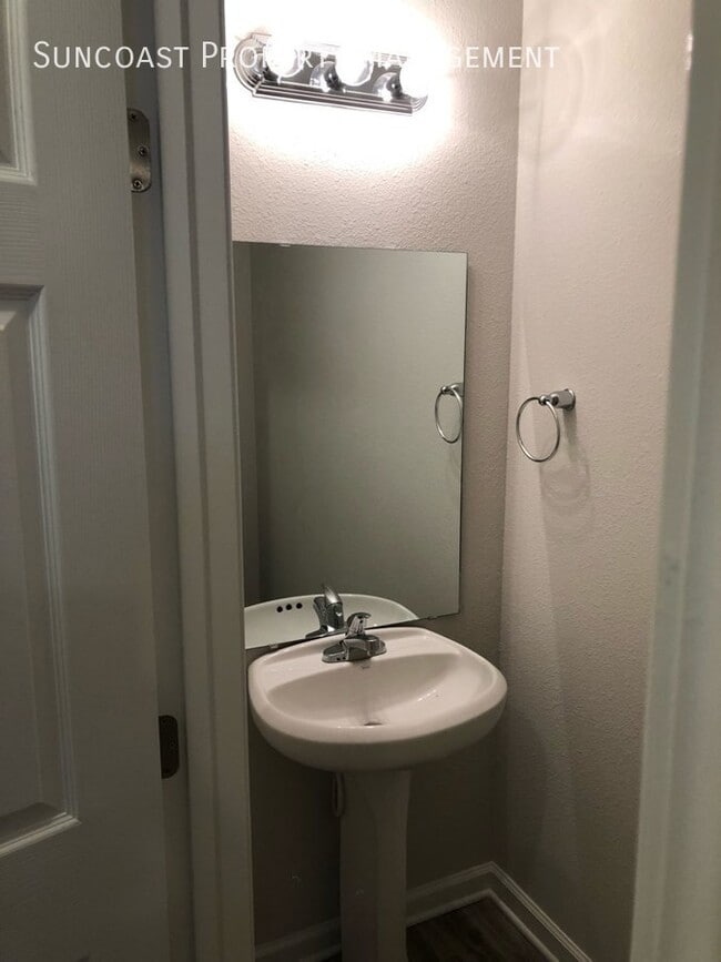 Spacious 4 BR / 2.5 BA in Jax! Just 1 year... - 4