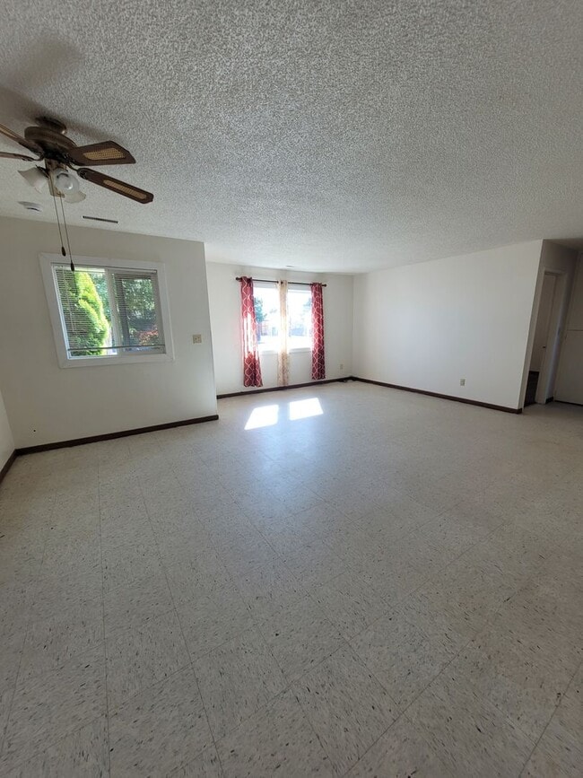 Building Photo - 815 Lindberg Ln