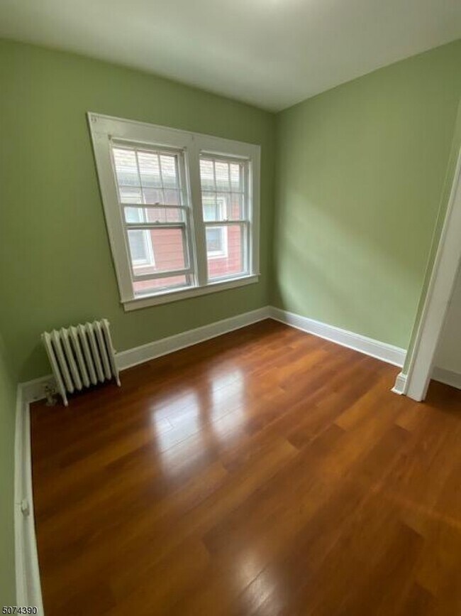 Building Photo - 533 Maple Ave