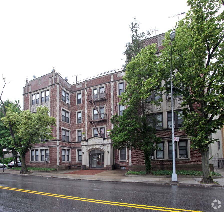 Foto del edificio - 8116 Ridge Blvd