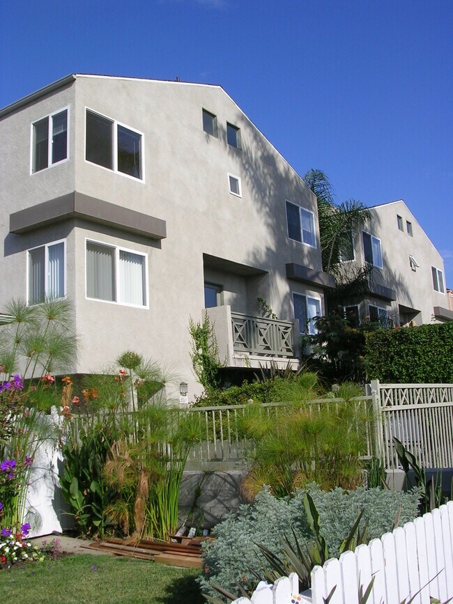 Building - 2563 S Sepulveda Blvd