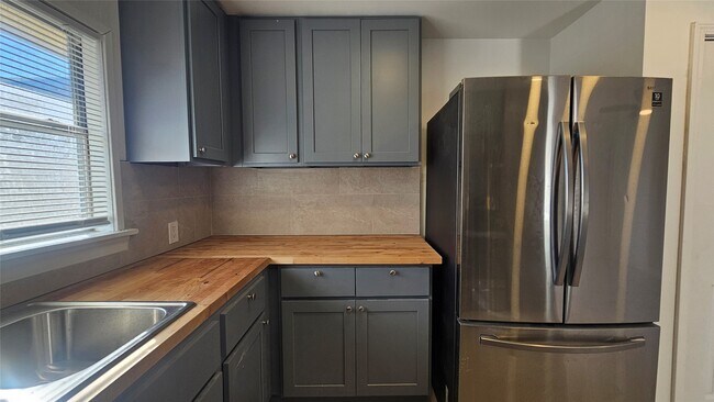 Foto del edificio - 1202 Dyer Ave