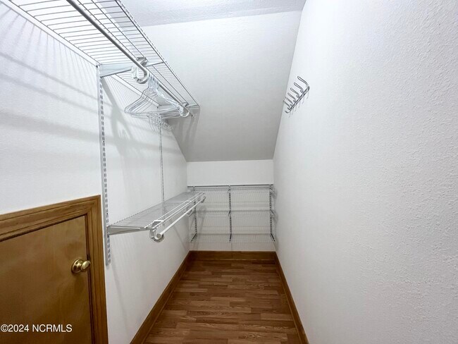 Foto del edificio - 325 Gliden Rd
