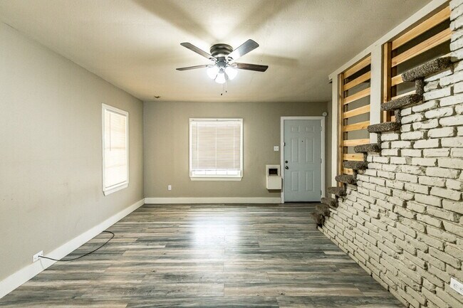 Foto del edificio - Students welcome! Two story 4/2.
