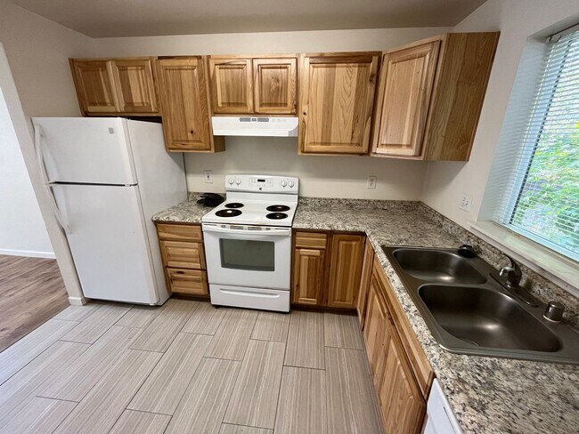 Building Photo - 3 Bed/2.5 Bath Two Story Spacious Duplex Unit in NE Bend - Tucson Way